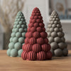 Albero di Natale decorativo Bubbly Trees DEKO in PLA Rosso Scuro finitura Rigata su tavolo in rovere chiaro.