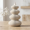 Albero di Natale decorativo Curves Trees DEKO in PLA Bianco: Geometria a 4 bulbi scanalati alta 180 mm su tavolo in legno di rovere chiaro.