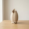 Vaso Gyeol DEKO in PLA Sabbia: Vaso foglia a spirale stampato in vase mode da 18 cm in ambiente Japandi.