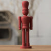 Nutcracker DEKO: soldatino schiaccianoci natalizio in PLA Matte Rosso Scuro, altezza 209 mm su rovere naturale.