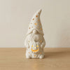 Gnomo Ottobre DEKO in PLA Bianco Osso: Gnomo lanterna autunnale alto 14,5 cm con zucca intagliata e trafori a stella su legno di rovere chiaro.