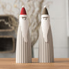 Babbo Natale modulare DEKO in PLA opaco Rosso Scuro e Noce Nero su tavolo in rovere chiaro con illuminazione diffusa.