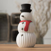 Snowman Luminoso DEKO in PLA Bianco con sciarpa Rosso Scuro su tavolo in rovere chiaro.