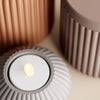 Striaris: Porta Tealight Rigato Home Decor in PLA: Hero Principale su legno naturale