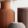 Striaris: Vassoio Rotondo Rigato 20 cm Home Decor in PLA: Hero Principale su legno naturale