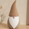 Gnomo Tomte DEKO in PLA Caffelatte: Gnomo scandinavo modulare a incastro alto 14 cm su legno di rovere chiaro.