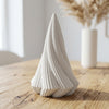Albero di Natale decorativo Twisted Trees DEKO in PLA Bianco: Geometria a spirale parametrica alta 180 mm su tavolo in legno di rovere chiaro.