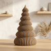 Albero di Natale decorativo Wave Trees DEKO in PLA Caffelatte: Geometria ondulata a spirale alta 132 mm su legno di rovere chiaro in luce naturale.