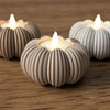 Zucchetta DEKO in PLA Caffelatte: Porta tealight zucca Japandi Ø81 mm su ripiano in legno naturale.
