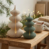 Coppia di alberi decorativi Curves Trees DEKO nei formati 18 cm e 14 cm in atmosfera natalizia hygge con luce interna LED calda.