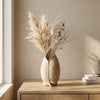 Vaso decorativo Gyeol DEKO: Atmosfera scandinava su madia in rovere con pampas essiccate e luce naturale.