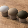 Trio di funghi contenitori Porcino DEKO in PLA in prospettiva a 45° su tavolo in rovere.