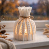 Porta tealight Spiga DEKO in PLA su davanzale in legno chiaro in atmosfera scandinava Japandi.