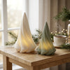 Coppia di alberi decorativi Twisted Trees DEKO nei formati 18 cm e 14 cm in atmosfera natalizia hygge con luce interna LED calda.