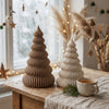 Coppia di alberi decorativi Wave Trees DEKO nei formati 174 mm e 132 mm in atmosfera natalizia hygge con luci calde.