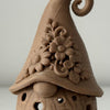 Dettaglio macro della lanterna Fiorello DEKO: Fiori e foglie in rilievo 3D sul cappello ricurvo e fori di proiezione luce.
