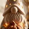 Dettaglio macro gnomo Ottobre DEKO: Texture fine a strati, barba scanalata, naso tondo e zucca con bagliore caldo della candela tealight.