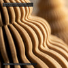Dettaglio macro Wave Trees DEKO: Texture ondulata a spirale continua vase mode senza cuciture e layer lines 0,20 mm in PLA opaco.