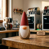 Foto reale di produzione laboratorio DEKO: Gnomo natalizio stampato in 3D su banco da lavoro a Galatone con stampanti Bambu Lab.