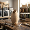 Foto reale di laboratorio DEKO: Controllo qualità e misurazione con calibro del vaso Gyeol stampato in 3D in Puglia.