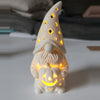 Foto reale di produzione laboratorio DEKO: Gnomo Ottobre stampato in 3D in PLA con luce interna diffusa su piano di lavoro.