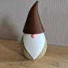 Foto reale di produzione laboratorio DEKO: Gnomo Tomte stampato in 3D a Galatone su banco da lavoro in legno.