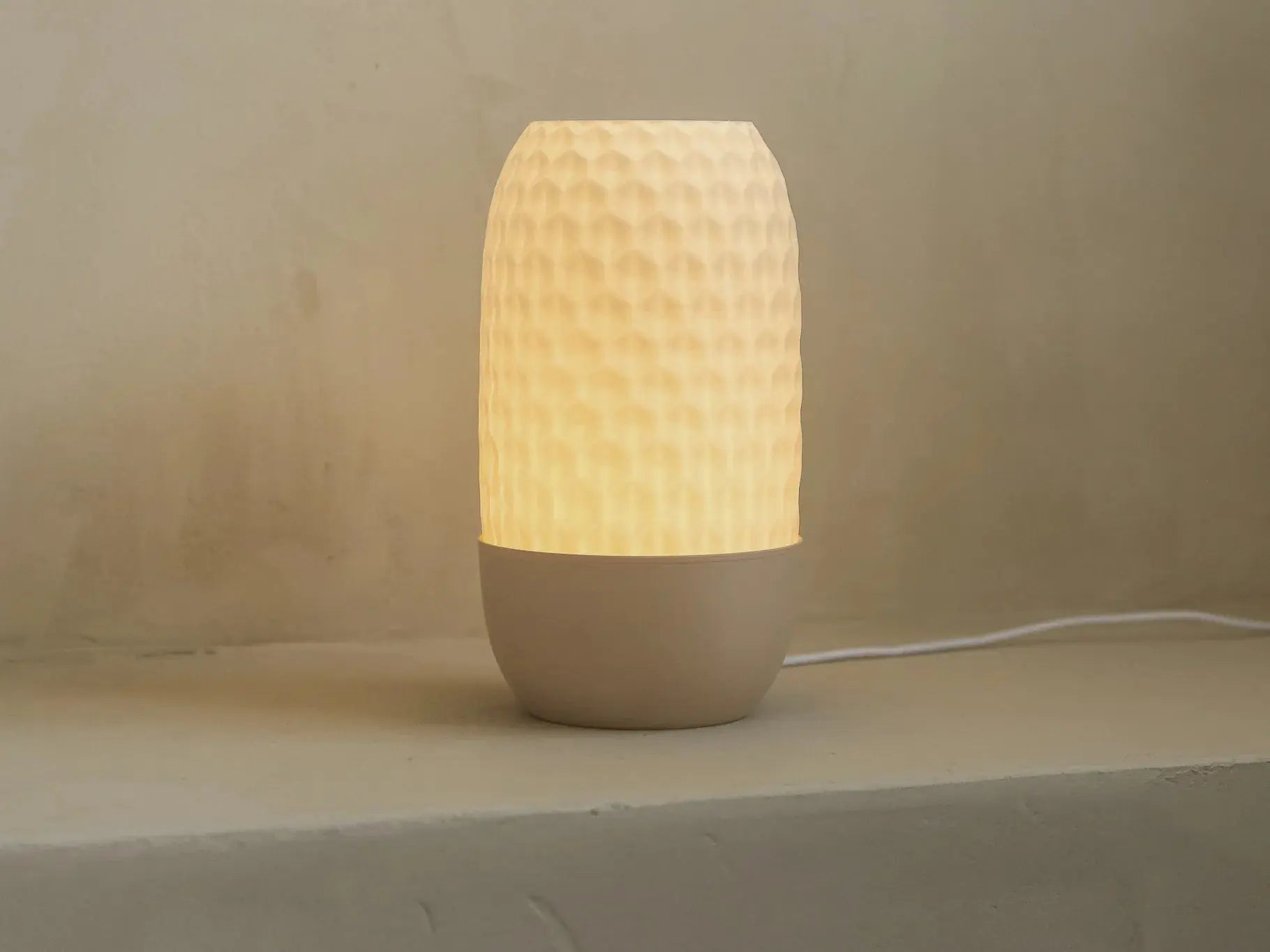 HEXAGONAL: Home Decor Lampada da Tavolo con Texture Esagonale Janberry