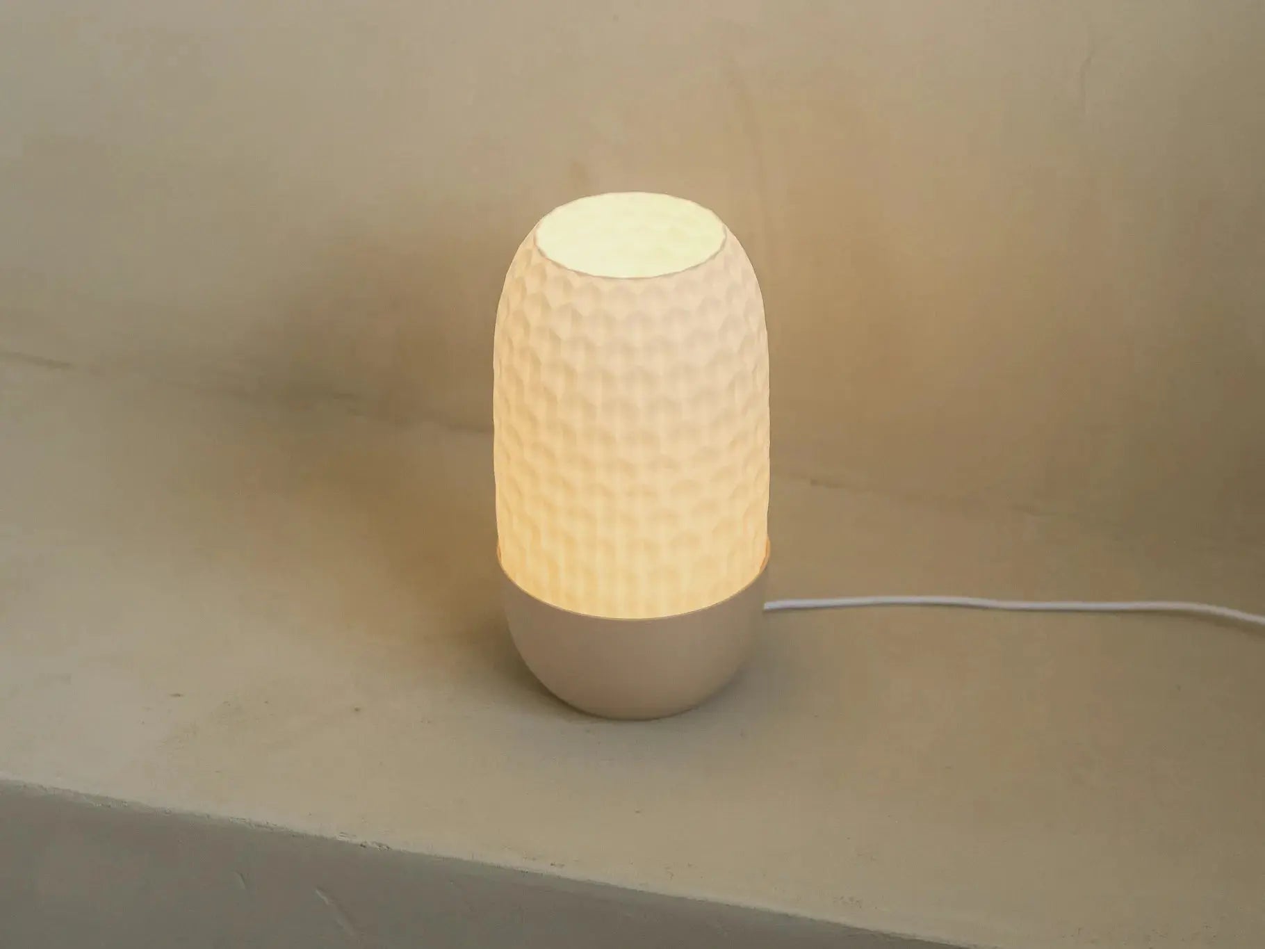HEXAGONAL: Home Decor Lampada da Tavolo con Texture Esagonale Janberry
