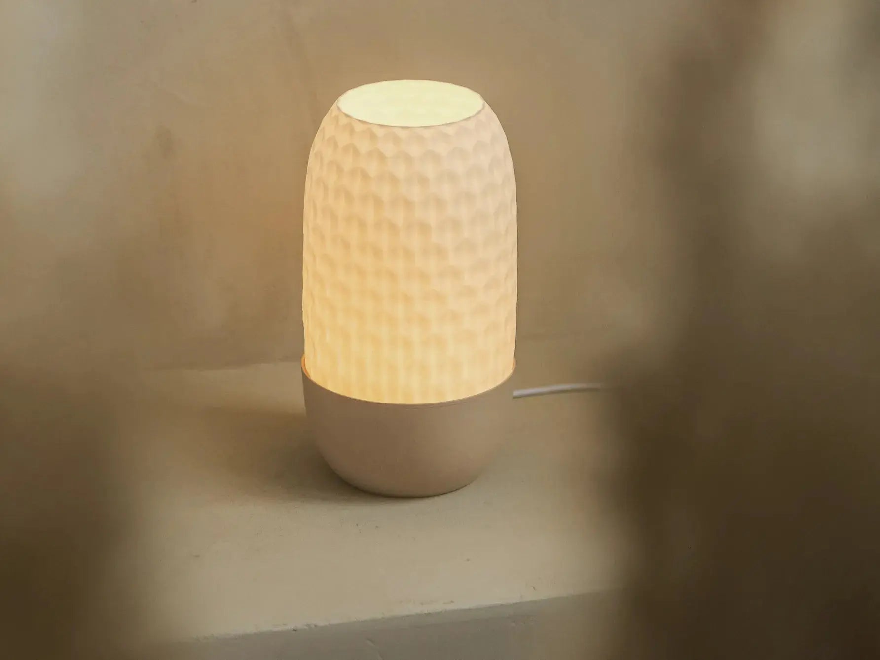 HEXAGONAL: Home Decor Lampada da Tavolo con Texture Esagonale Janberry