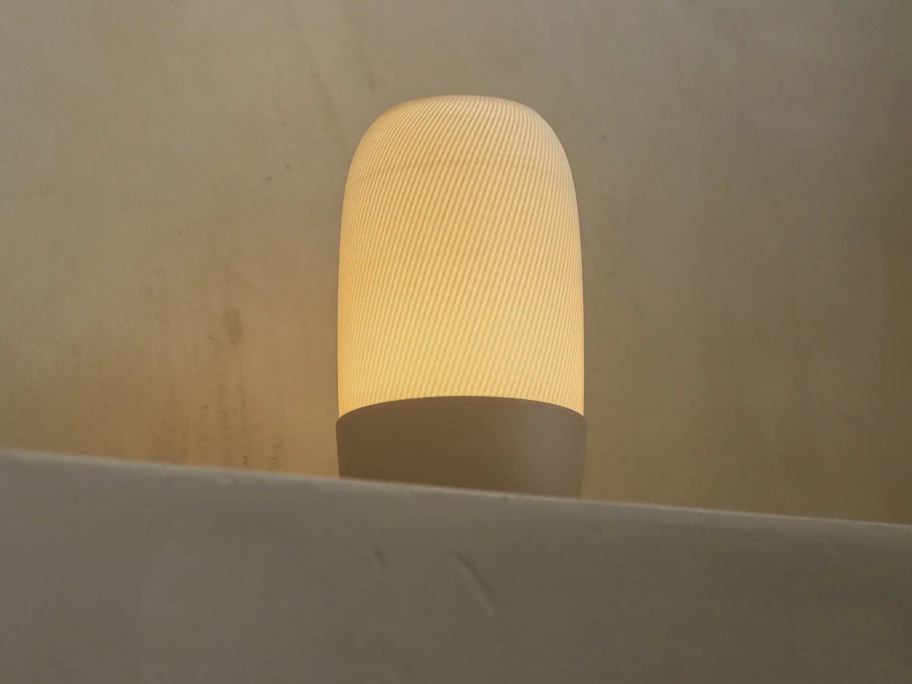 RIB: Home Decor Lampada da Tavolo con Linee Radiali Janberry