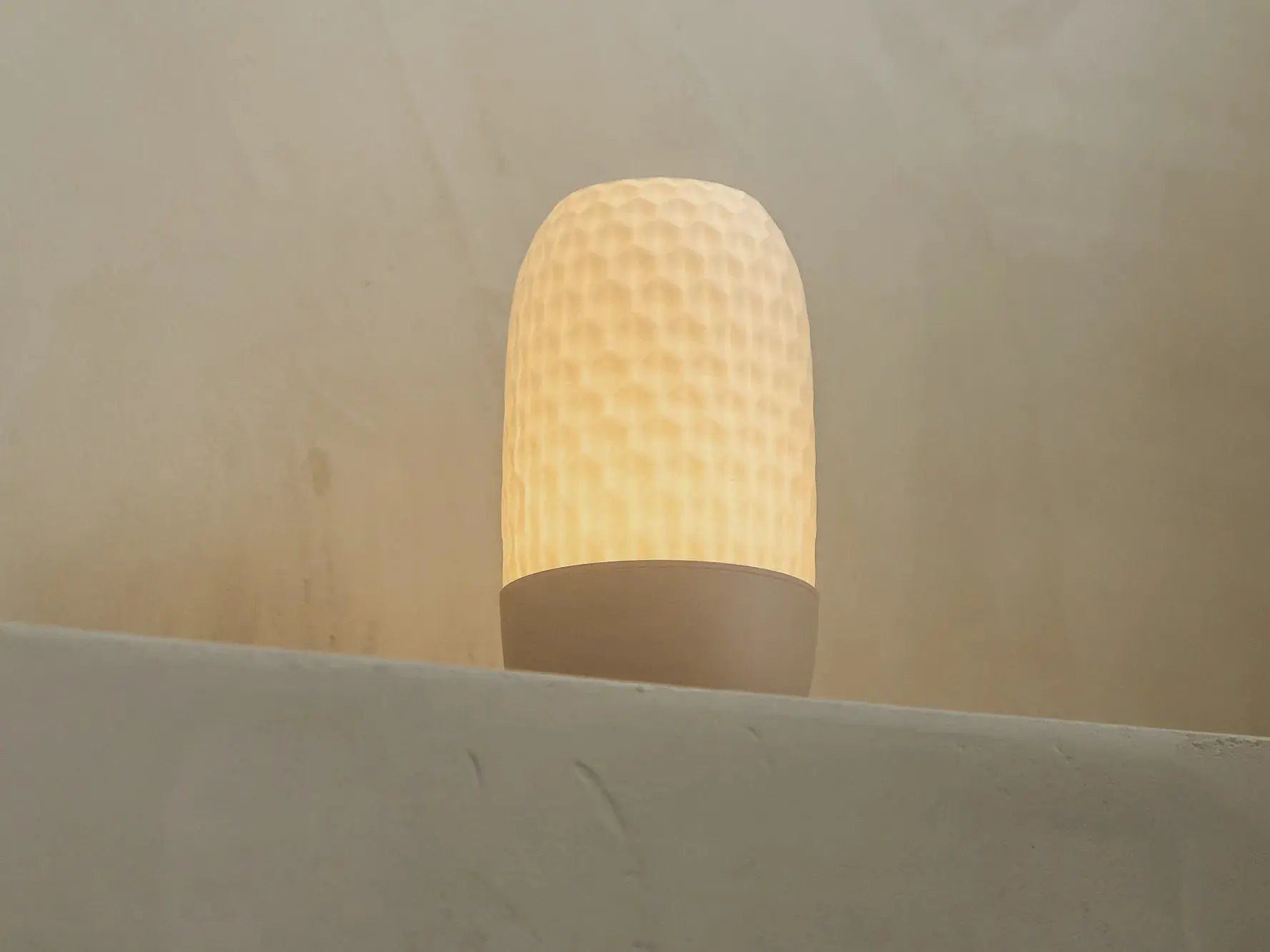 HEXAGONAL: Home Decor Lampada da Tavolo con Texture Esagonale Janberry