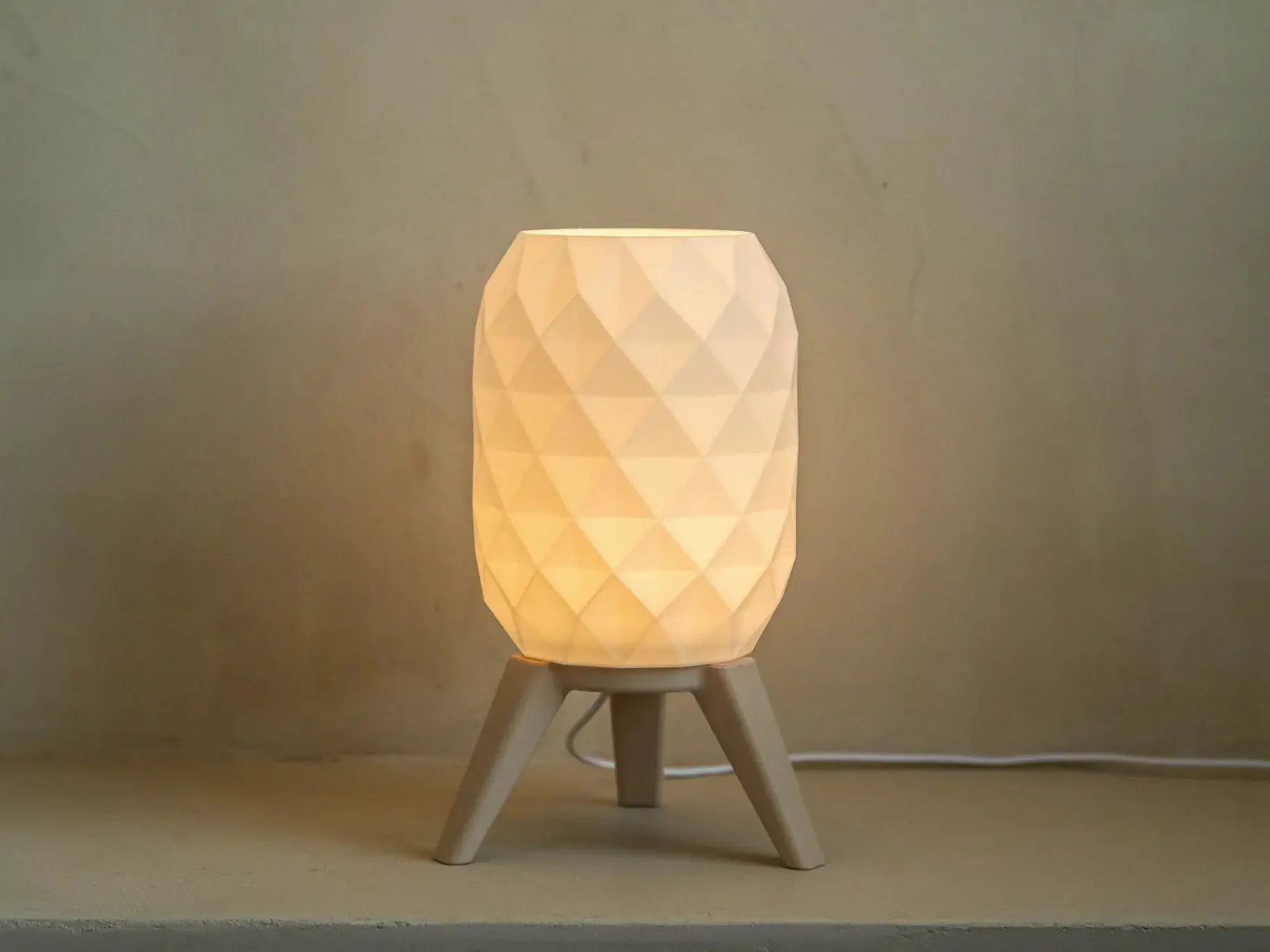 ORBIT: Home Decor Lampada da Tavolo con Paralume Geometrico Janberry
