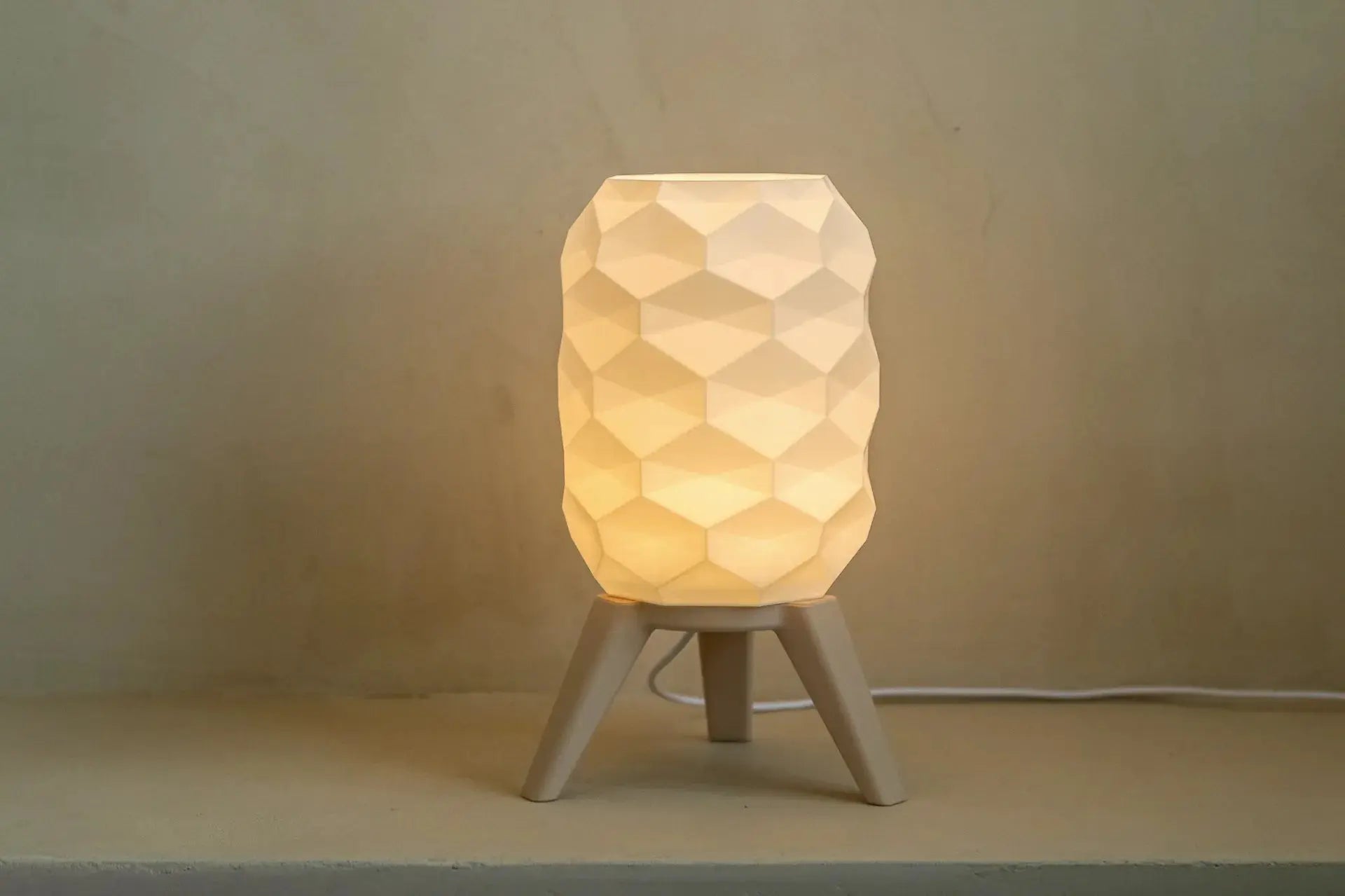 ORBIT: Home Decor Lampada da Tavolo con Paralume Geometrico Janberry