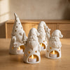Lucine del Borgo in Bianco Avorio, set di quattro porta tealight LED, su un tavolo in legno chiaro