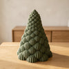 Bolle in Verde Scuro, albero di Natale a sfere, su un tavolo in legno chiaro