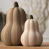 Coppia di zucche decorative Butternut DEKO in PLA su davanzale Japandi in luce naturale.