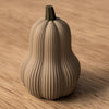 Butternut DEKO in PLA Caffelatte: Vaso zucca fuzzy grande 14 cm su legno di rovere chiaro.