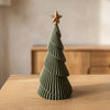Spira in Verde Scuro, albero di Natale a spirale, su un tavolo in legno chiaro