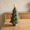 Ginepro in Verde Scuro, albero japandi con tronco e stella, su un tavolo in legno chiaro