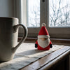 Tomte in Rosso ambientato in un soggiorno a dicembre