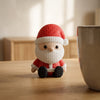 Nicola in Rosso, Babbo Natale a maglia, su un tavolo in legno chiaro