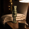 Modern Nutcracker in Verde Scuro ambientato in un soggiorno a dicembre