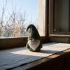 Olav in Verde Scuro alla finestra, in una mattina d'inverno