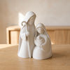 Natività in Bianco Giada, presepe minimal in PLA opaco, su un tavolo in legno chiaro