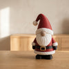 Klaus in Rosso Scuro, gnomo Babbo Natale, su un tavolo in legno chiaro