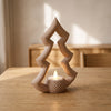 Abete in Caffelatte, porta tealight LED ad albero, su un tavolo in legno chiaro